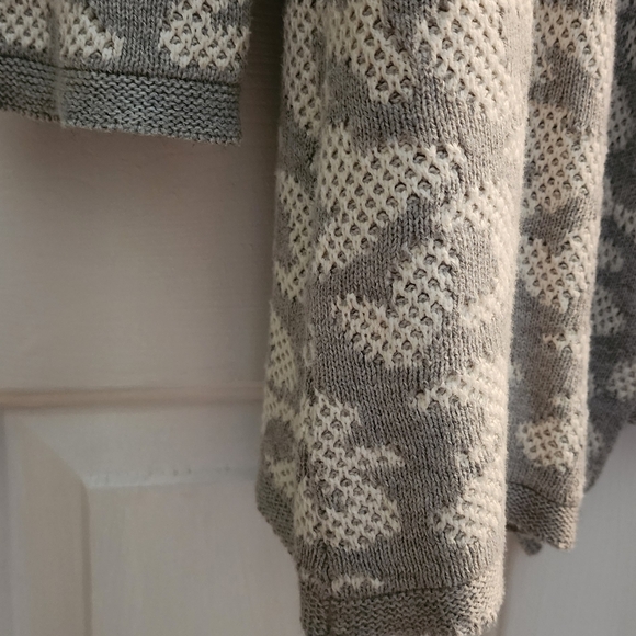 Beautiful Isaac Mizrahi long sweater in gray & cream jaguar pattern - Picture 3 of 4
